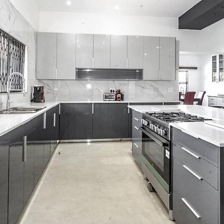 Private Modern 10 Bdrm Home Tucked Away In Sandton 约翰内斯堡 外观 照片