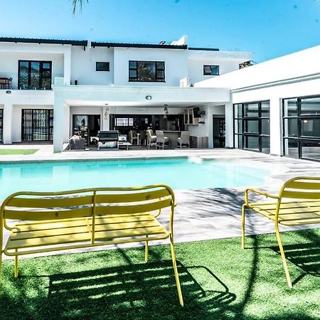 Private Modern 10 Bdrm Home Tucked Away In Sandton 约翰内斯堡 外观 照片