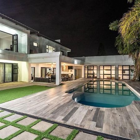 Private Modern 10 Bdrm Home Tucked Away In Sandton 约翰内斯堡 外观 照片