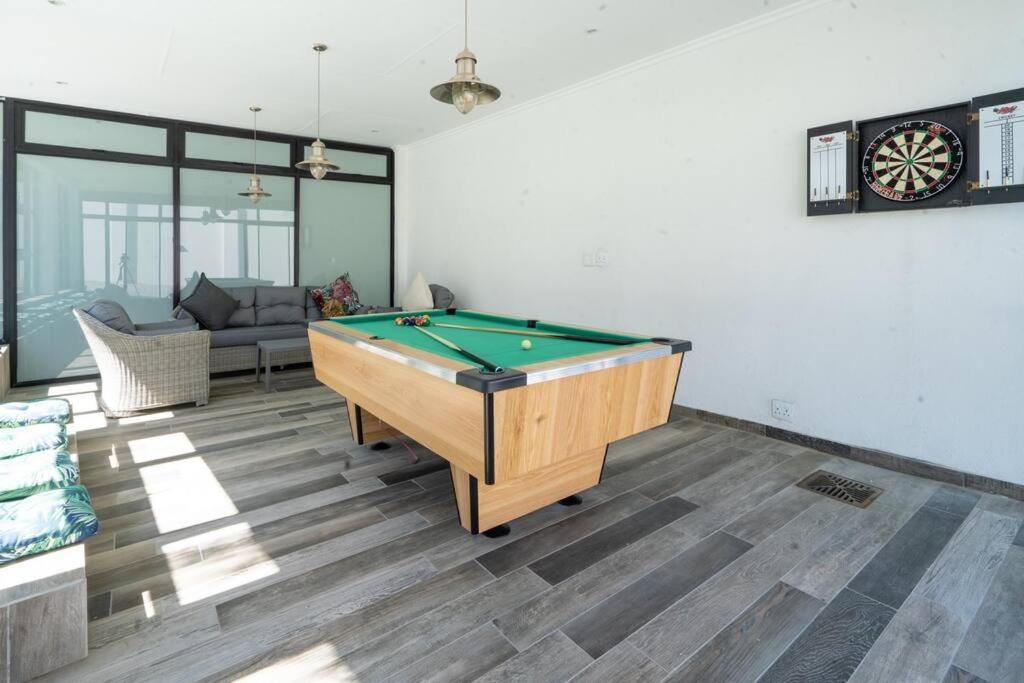 Private Modern 10 Bdrm Home Tucked Away In Sandton 约翰内斯堡 外观 照片