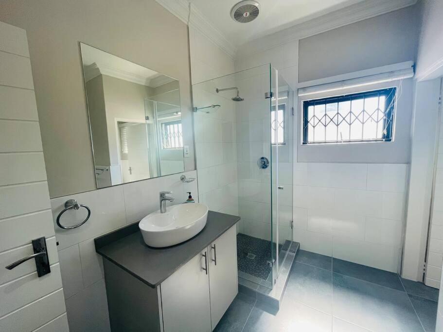 Private Modern 10 Bdrm Home Tucked Away In Sandton 约翰内斯堡 外观 照片