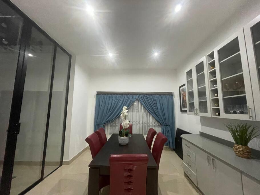 Private Modern 10 Bdrm Home Tucked Away In Sandton 约翰内斯堡 外观 照片
