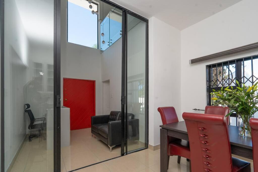 Private Modern 10 Bdrm Home Tucked Away In Sandton 约翰内斯堡 外观 照片