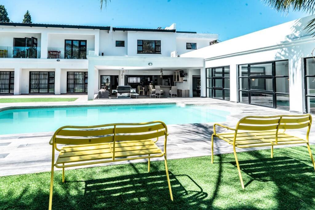 Private Modern 10 Bdrm Home Tucked Away In Sandton 约翰内斯堡 外观 照片