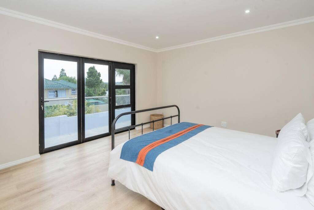 Private Modern 10 Bdrm Home Tucked Away In Sandton 约翰内斯堡 外观 照片