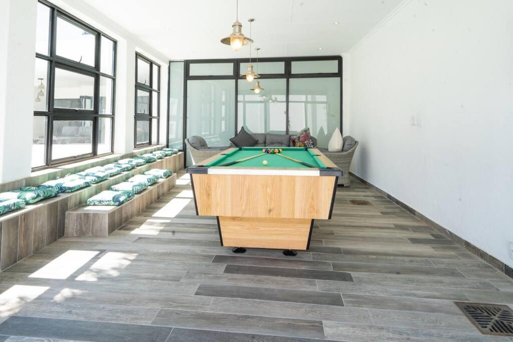 Private Modern 10 Bdrm Home Tucked Away In Sandton 约翰内斯堡 外观 照片