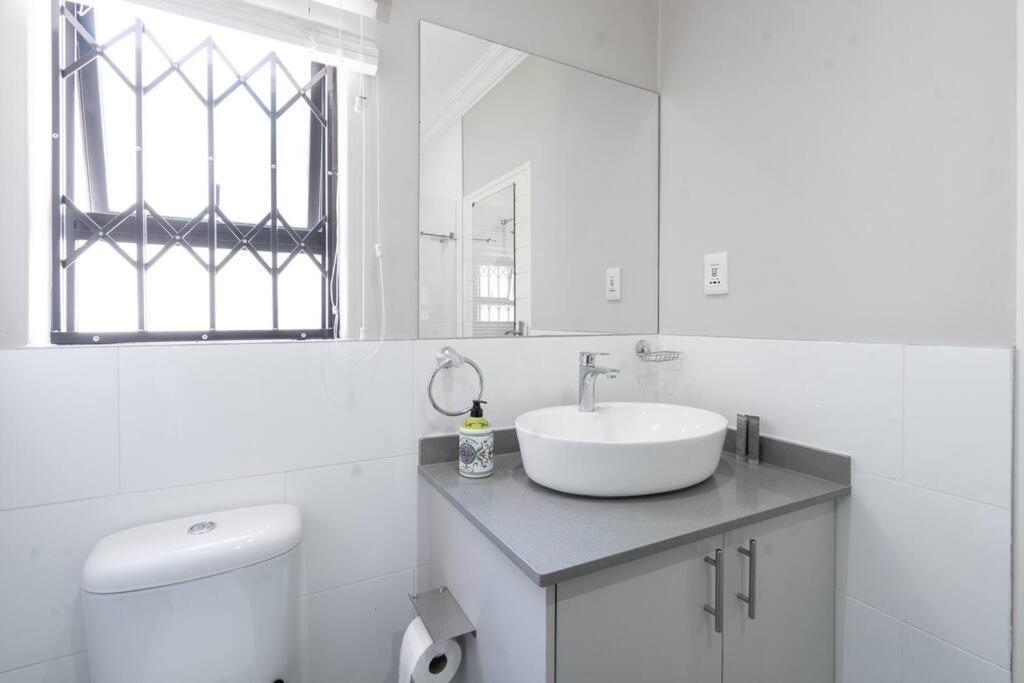 Private Modern 10 Bdrm Home Tucked Away In Sandton 约翰内斯堡 外观 照片