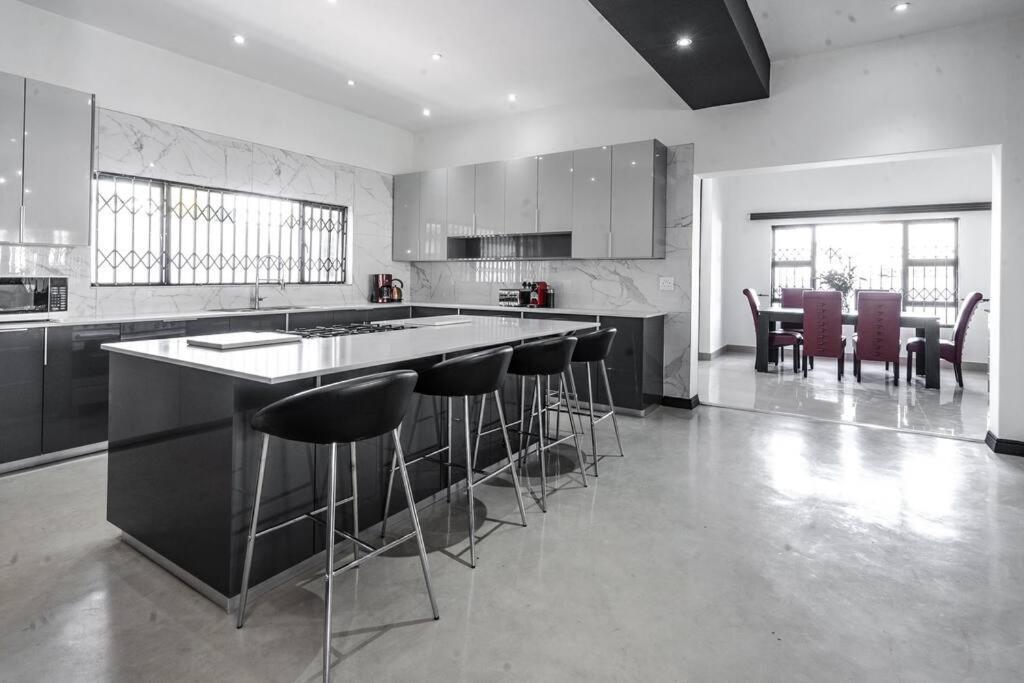 Private Modern 10 Bdrm Home Tucked Away In Sandton 约翰内斯堡 外观 照片