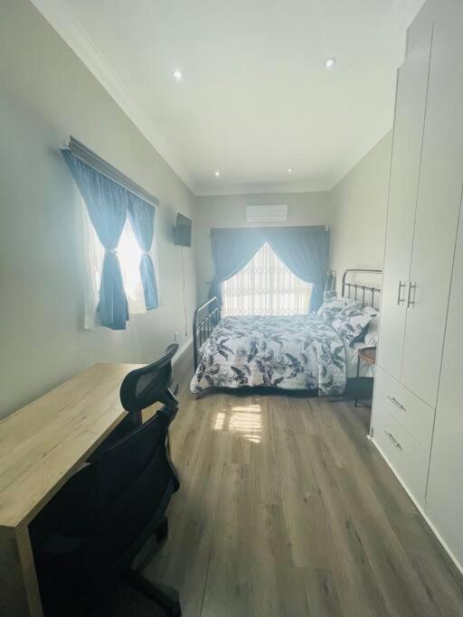Private Modern 10 Bdrm Home Tucked Away In Sandton 约翰内斯堡 外观 照片