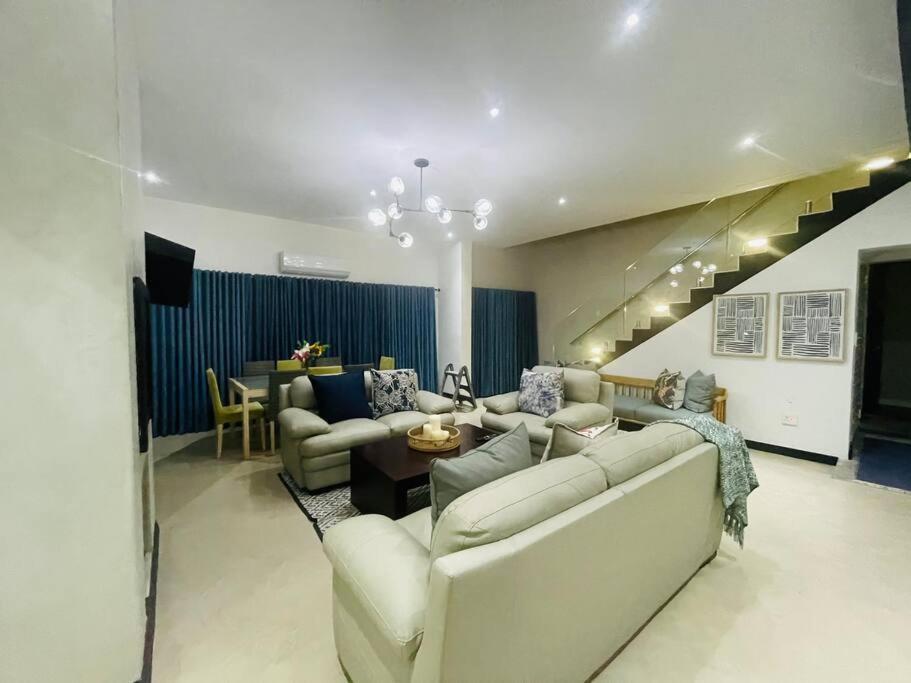 Private Modern 10 Bdrm Home Tucked Away In Sandton 约翰内斯堡 外观 照片