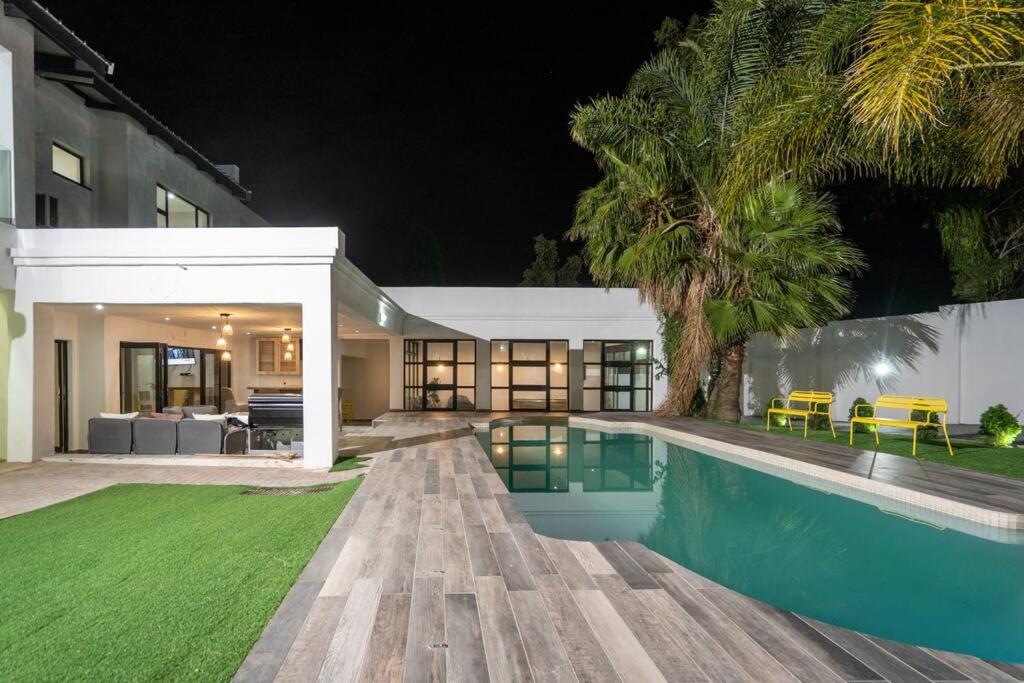 Private Modern 10 Bdrm Home Tucked Away In Sandton 约翰内斯堡 外观 照片