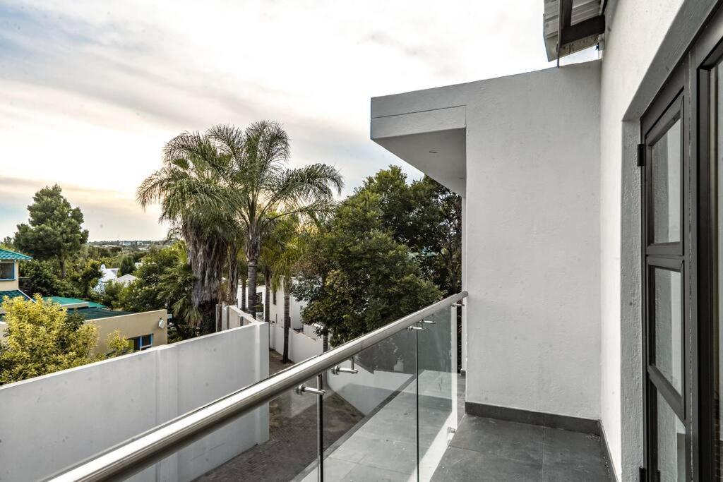 Private Modern 10 Bdrm Home Tucked Away In Sandton 约翰内斯堡 外观 照片