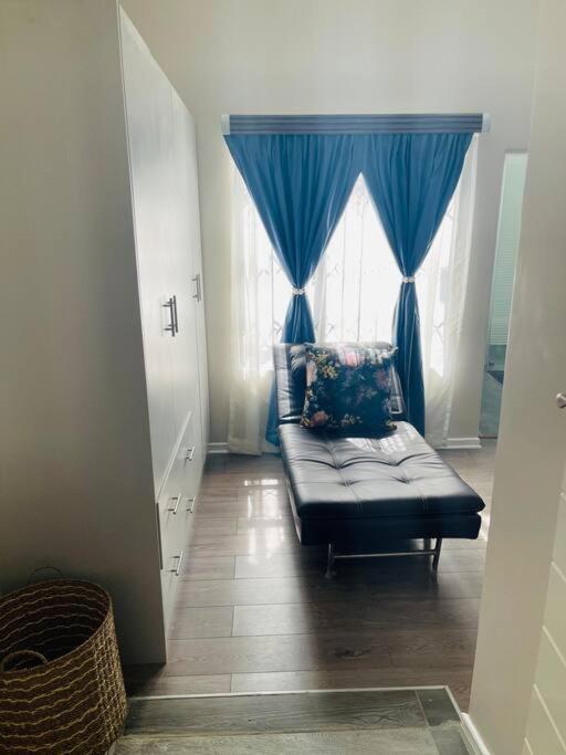 Private Modern 10 Bdrm Home Tucked Away In Sandton 约翰内斯堡 外观 照片