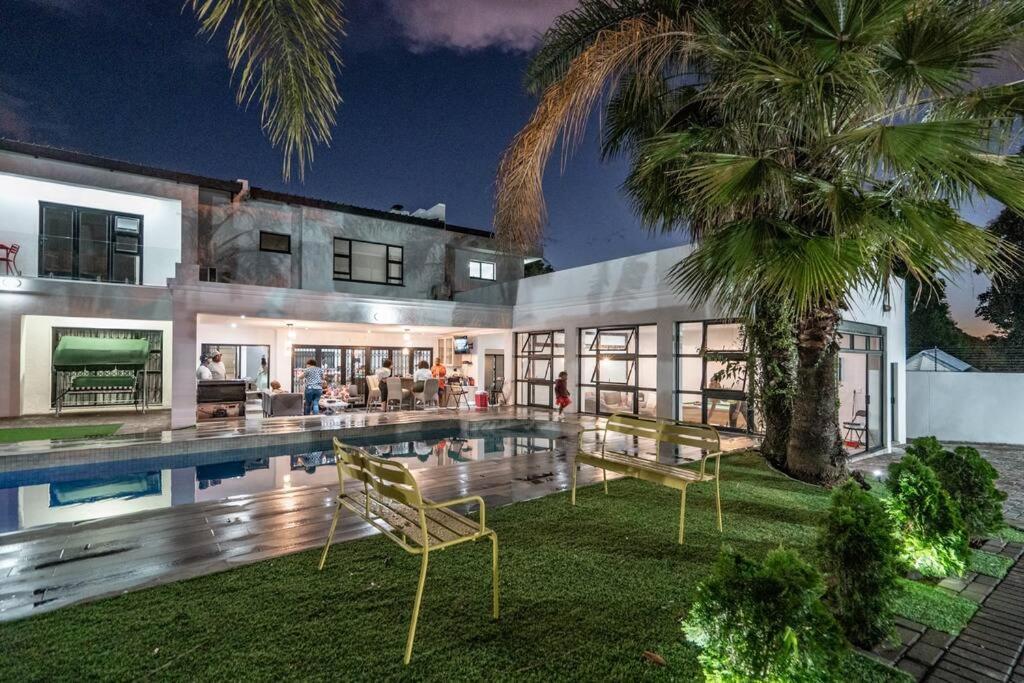 Private Modern 10 Bdrm Home Tucked Away In Sandton 约翰内斯堡 外观 照片