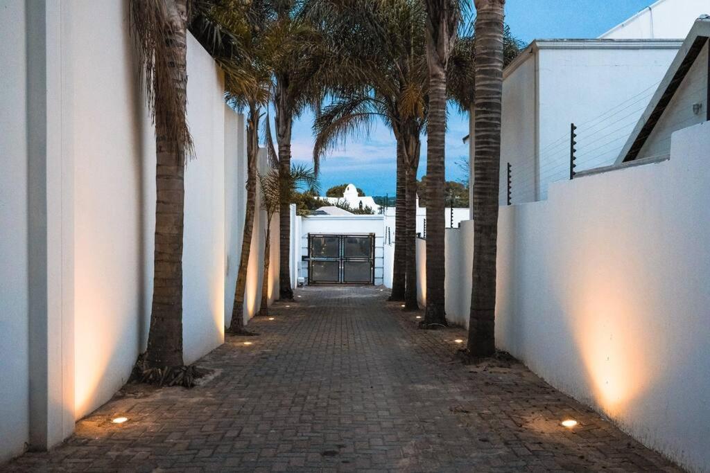 Private Modern 10 Bdrm Home Tucked Away In Sandton 约翰内斯堡 外观 照片