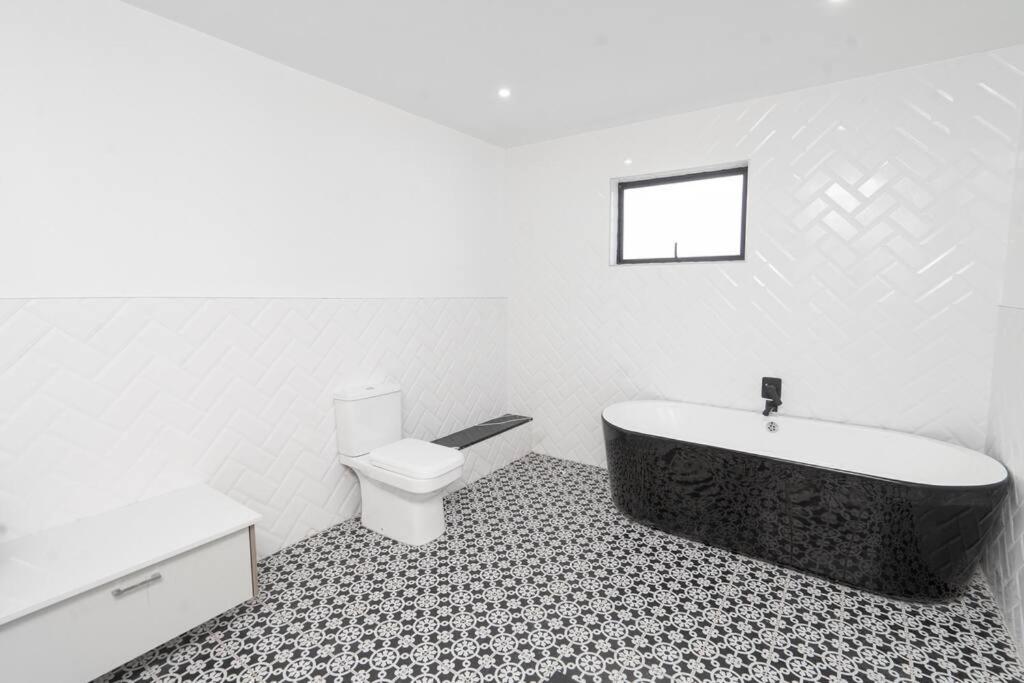 Private Modern 10 Bdrm Home Tucked Away In Sandton 约翰内斯堡 外观 照片