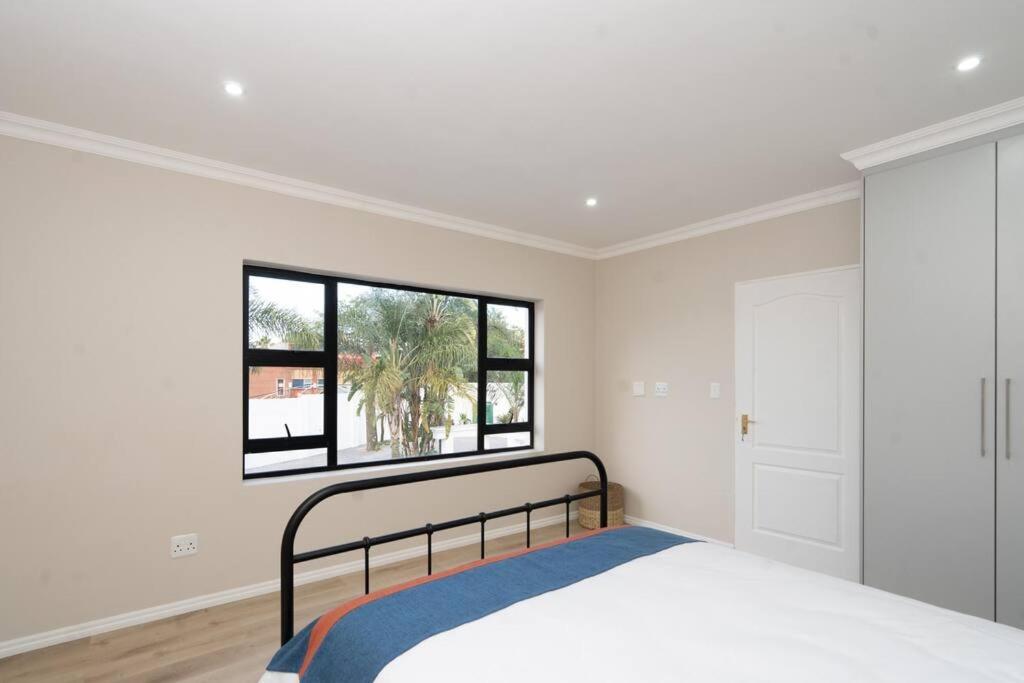 Private Modern 10 Bdrm Home Tucked Away In Sandton 约翰内斯堡 外观 照片