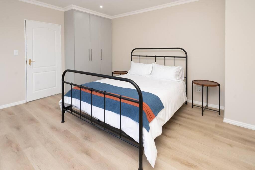 Private Modern 10 Bdrm Home Tucked Away In Sandton 约翰内斯堡 外观 照片