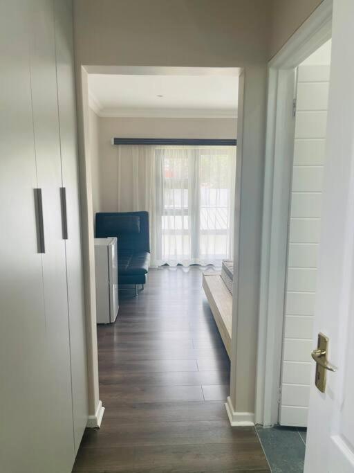 Private Modern 10 Bdrm Home Tucked Away In Sandton 约翰内斯堡 外观 照片