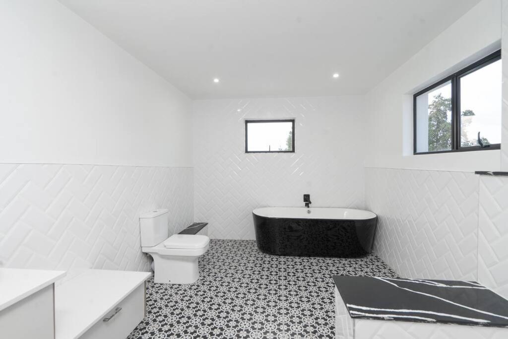Private Modern 10 Bdrm Home Tucked Away In Sandton 约翰内斯堡 外观 照片