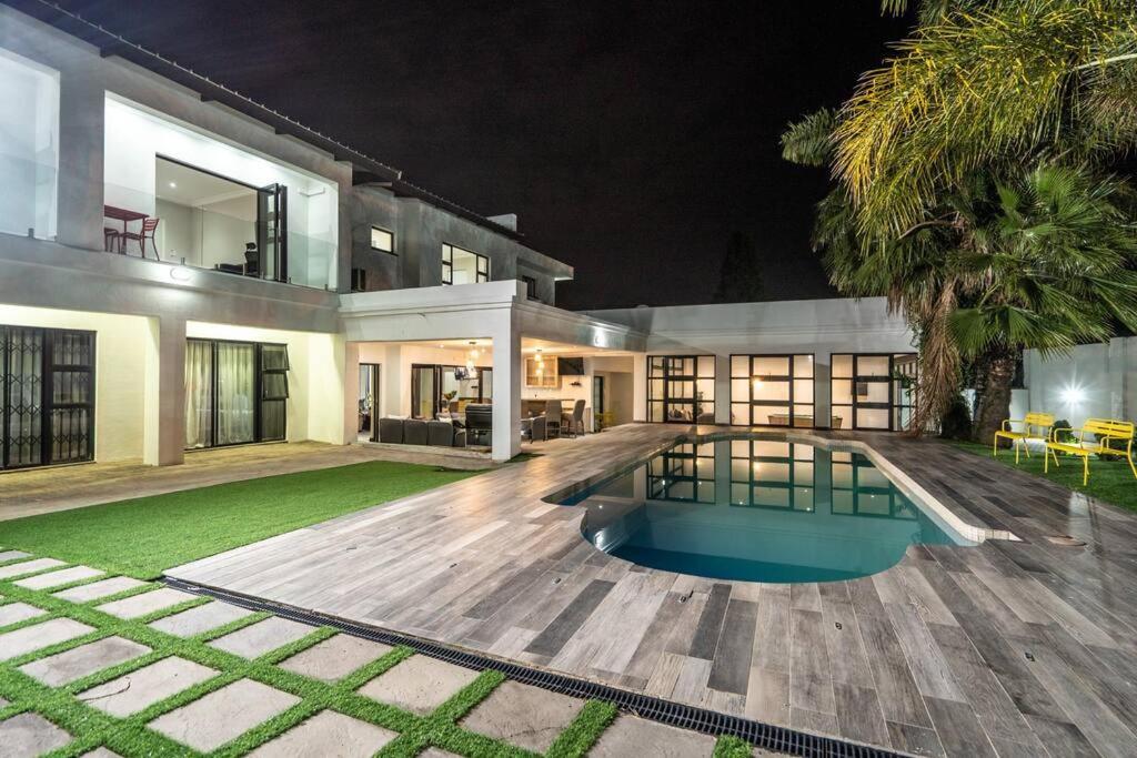 Private Modern 10 Bdrm Home Tucked Away In Sandton 约翰内斯堡 外观 照片
