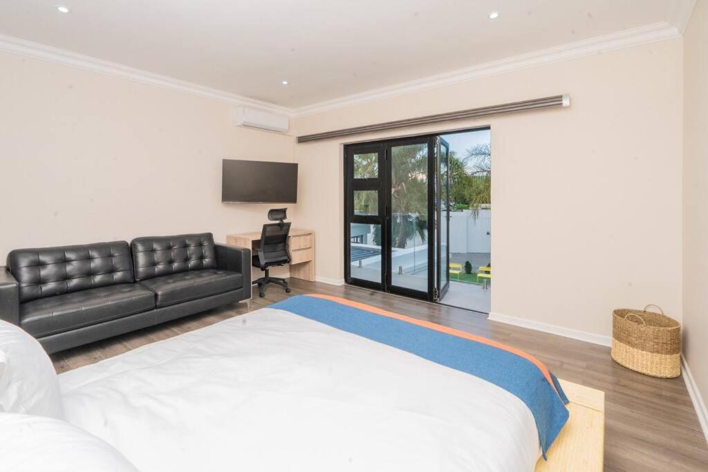 Private Modern 10 Bdrm Home Tucked Away In Sandton 约翰内斯堡 外观 照片