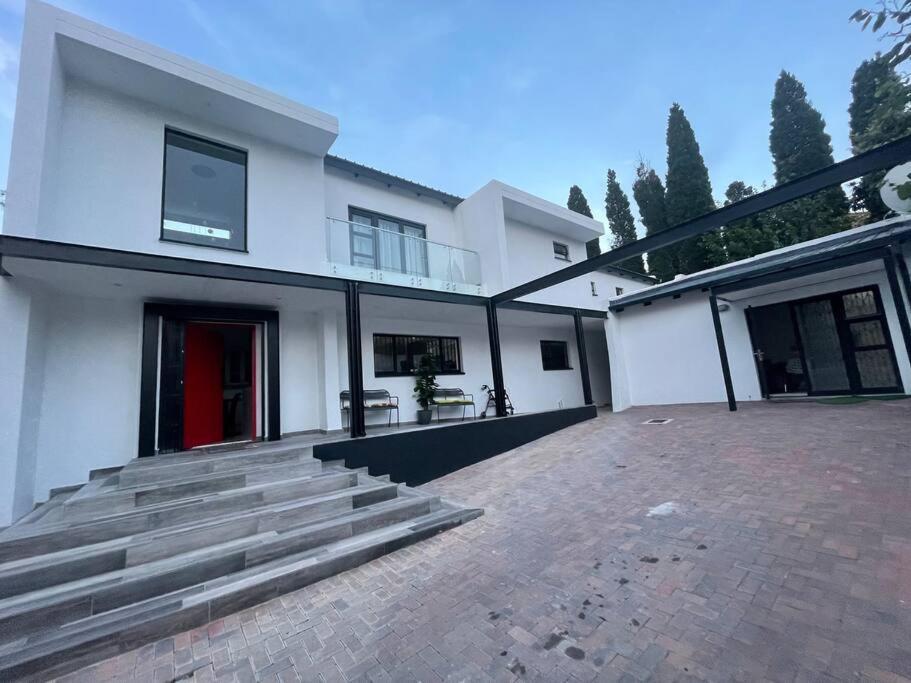 Private Modern 10 Bdrm Home Tucked Away In Sandton 约翰内斯堡 外观 照片