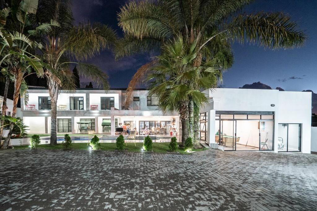 Private Modern 10 Bdrm Home Tucked Away In Sandton 约翰内斯堡 外观 照片