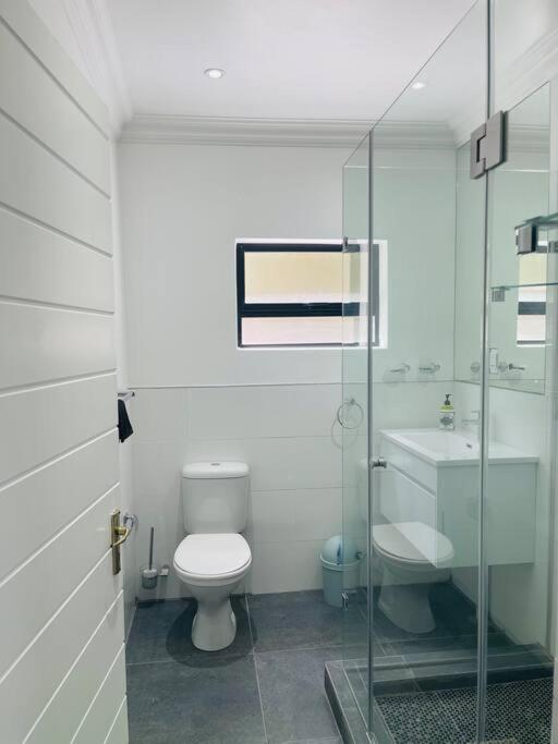 Private Modern 10 Bdrm Home Tucked Away In Sandton 约翰内斯堡 外观 照片