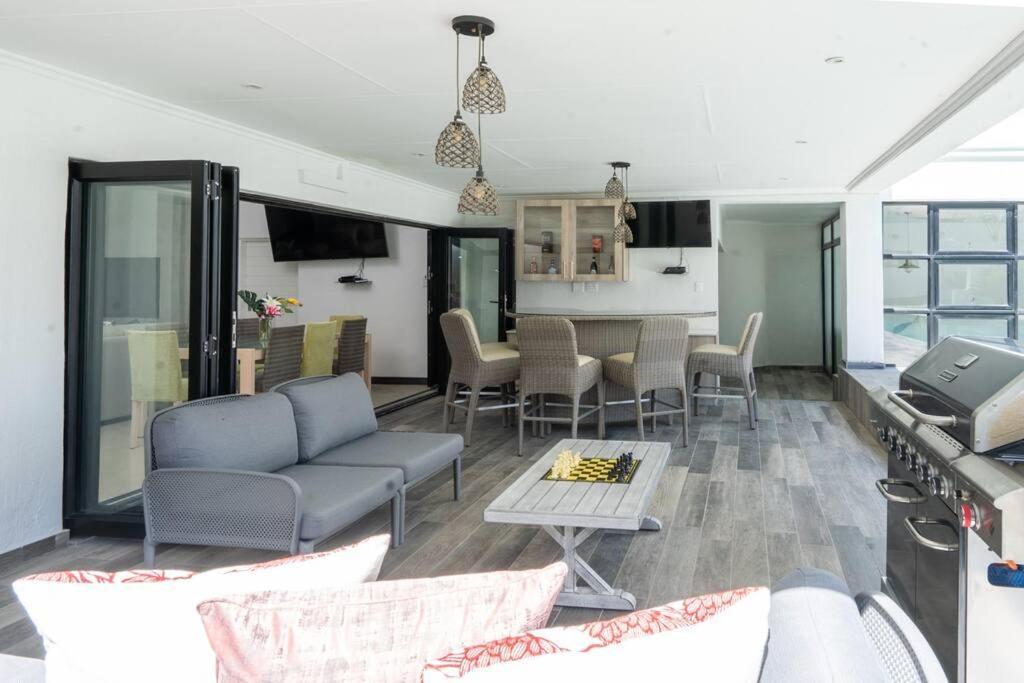 Private Modern 10 Bdrm Home Tucked Away In Sandton 约翰内斯堡 外观 照片