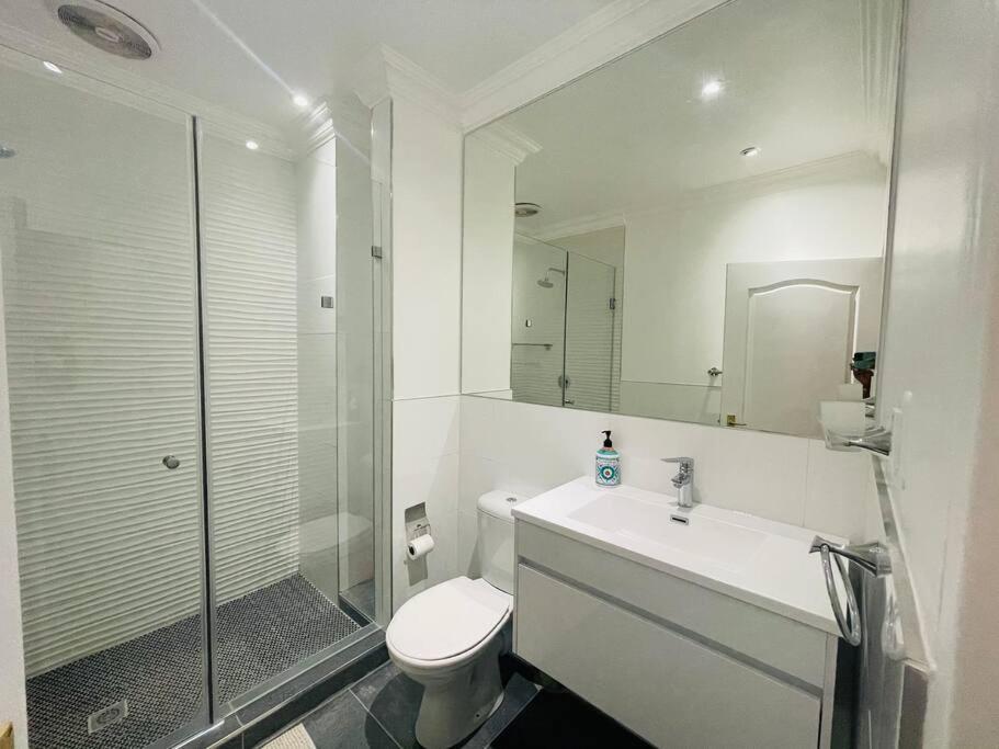 Private Modern 10 Bdrm Home Tucked Away In Sandton 约翰内斯堡 外观 照片