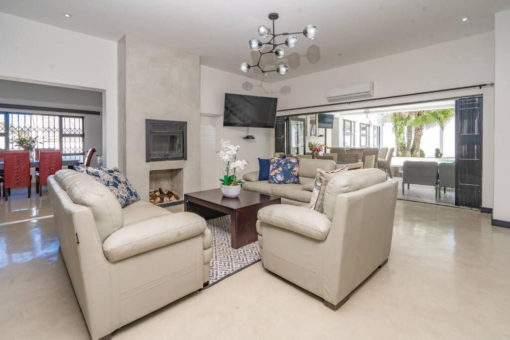 Private Modern 10 Bdrm Home Tucked Away In Sandton 约翰内斯堡 外观 照片