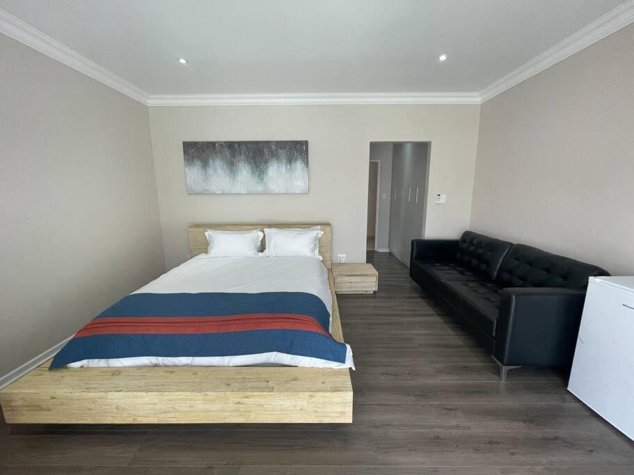 Private Modern 10 Bdrm Home Tucked Away In Sandton 约翰内斯堡 外观 照片