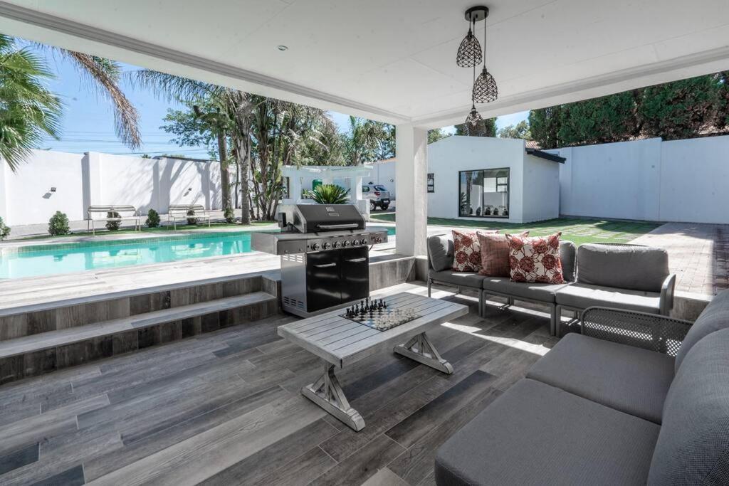 Private Modern 10 Bdrm Home Tucked Away In Sandton 约翰内斯堡 外观 照片